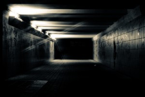 De l’autre côté du tunnel, l’obscurité continue.