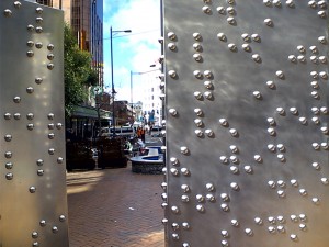 Le braille: objet artistique ornant une rue de Wellington, Nouvelle Zélande.