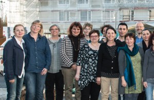 Heike Schulz, die neue Zentrumsleiterin, inmitten ihres Teams Team auf der Baustelle ihres künftigen Arbeitsplatzes. Foto: zVg