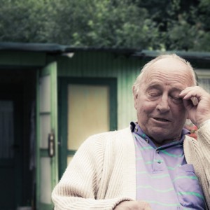 Ein älterer Mann mit Sehproblemen sitzt im Freien: Demenz und gleichzeitige Sehbe-hinderung sind für die Pflegenden eine Herausforderung. Bild: suze, photocase.com