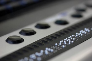 Die Brailleschrift am Computer ist auf acht Punkten aufgebaut: Hier die Ansicht einer Braillezeile. Bild: Sonnenberg BAAR