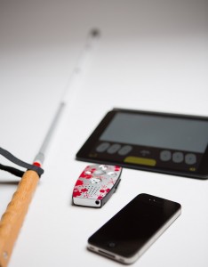 Ein Blindenlangstock, ein Daisygerät, ein iPhone: Hilfsmittel haben sich von Insellösungen hin zu integrierten Lösungen entwickelt. Bild: Damian Imhof, kurzschuss GmbH