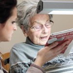 Sehbehinderung im Alter kann das Leben schwierig machen.