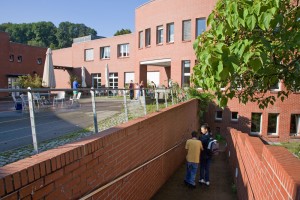 Der Innenhof des Backsteingebäudes, das die „Tanne“ beheimatet. Es herrscht Raumbe-darf: Erst gibt es ein Pavillon, dann soll ein Neubau folgen. Bild: Tanne