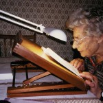 Eine alte Frau vor der Leselampe