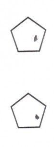 Deux pentagones avec un point dessiné, non au milieu du pentagone, mais sur la droite.