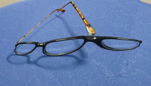 Das Bild zeigt eine verzerrte Brille – statt zwei Gläsern sind drei sichtbar und stellt eine visuelle Wahrnehmungsstörung dar. Bild: Iris Reckert