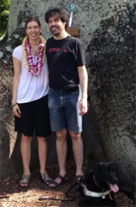 Simone Buser, René Jaun et le chien guide Leo au jardin botanique d'Honolulu. photo: Simone Buser