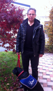 Francisco Rodriguez mit seinem Blindenführhund: „Ich kann etwas aus dem Augenblick machen.“ Bild: zVg