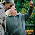 Bild: wickelbär, photocase.com Das Bild zeigt zwei alte Damen auf einem Spaziergang. Während die eine aufgeregt mit dem Finger nach oben zeigt, betrachtet die andere den Boden.