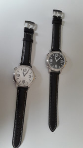 Ausschnitt von zwei Varianten der neuen sprechenden und virbrierenden Armbanduhr.
