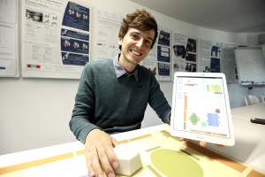 Erfinder Alexandre Foucqueteau mit Cellulo, einem kleinen Handgrossen Roboter