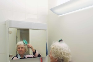La lumière indirecte aide à éviter l'éblouissement, par example devant un miroir. 