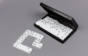 Domino-Set im schwarzen Transportkasten