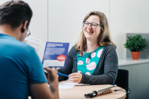 Catherine Rausch im Gespräch mit einem Klienten.