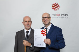 Gerd Bingemann und Stephan Mörker nehmen den Rad Dot Award in Empfang.