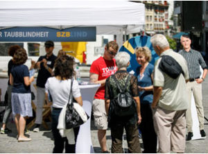 Am Tag der Taubblindheit informierten sich viele Interessierte am Stand des SZBLIND in St. Gallen.
