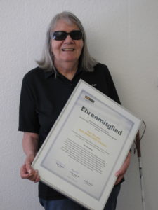 Rosemarie Lüthi-Kreibich tient son certificat de membre d‘honneur dans la main. 