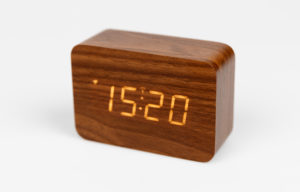 Das Foto zeigt den Funkwecker im Holzdesign. Das Display zeigt die Uhrzeit 15:20 Uhr an. 