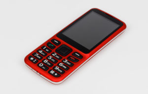 Das Foto zeigt das rote Blindshell Classic Tastentelefon.