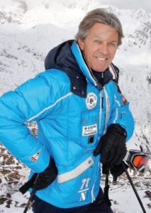 Bernhard Russi vor einer Alpenkulisse. 