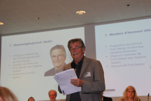 Fritz Steiner bei seiner Dankesrede an die Delegiertenversammlung des SZBLIND. 