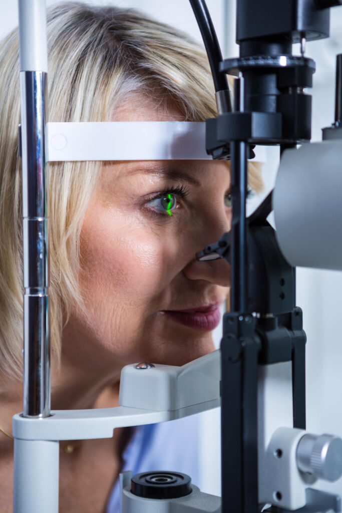 Das Auge einer Patientin wird mit einer Spaltlampe untersucht.