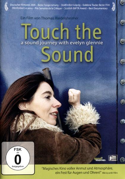 DVD-Cover von Touch the Sound. Evelyn Glennie klopft mit der Faust auf einen Tank.
