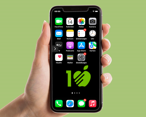 Une main tient un iPhone. Ses différentes applications apparaissent à l’écran.