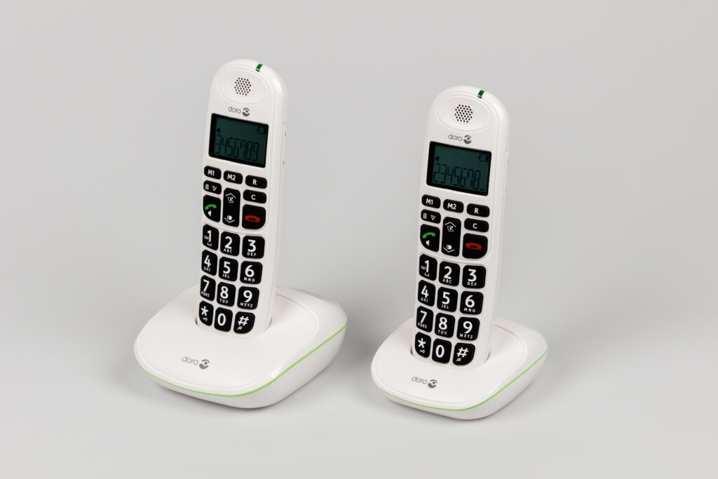 Kabelloses Festnetztelefon 110 Duo auf einem weissen Tisch. 