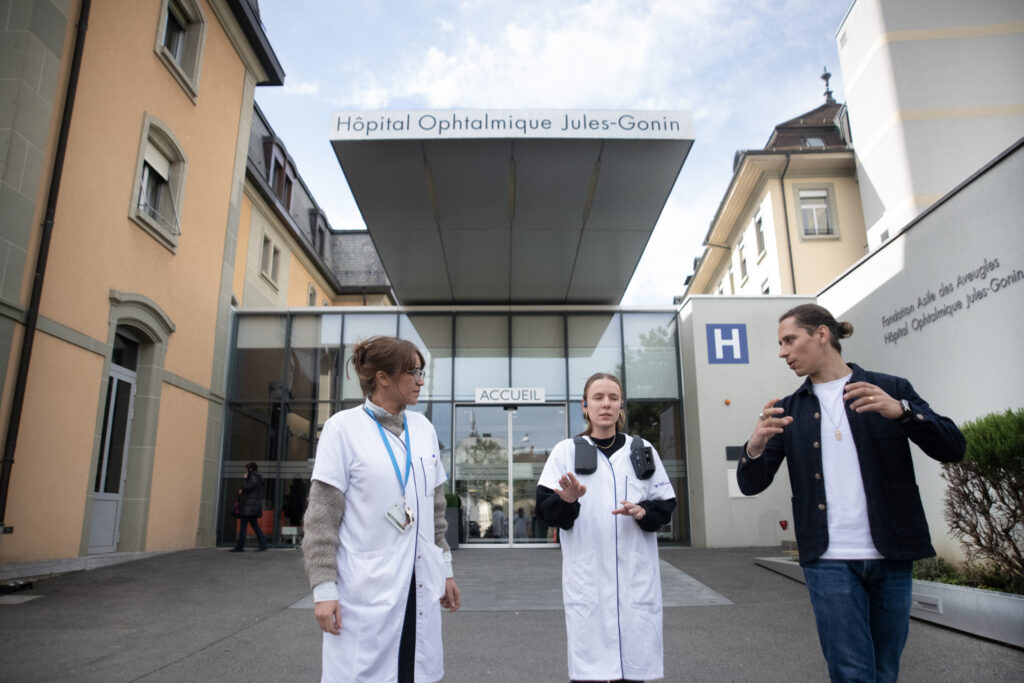 Eine Angestellte des Hopital Ophtalmique testet das Gerät Biped in Anwesenheit von Fatima Anaflous und Maël Fabien 